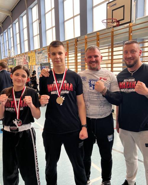 Trenerzy z klubu Wataha wraz z zwycięzcami Nikodem Kucharski - 1 miejsce . Mistrz Polski Junior -81kg, Lena Borkowska - 1 miejsce. Mistrzyni Polski junior kat -48kg